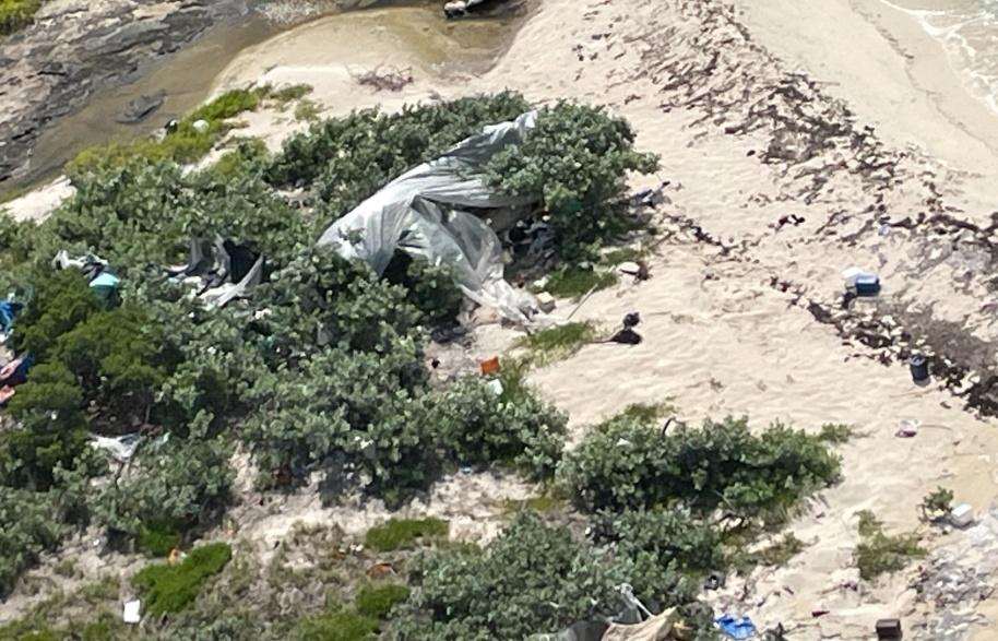 相信是被困男子臨時搭建的容身帳篷等。(FB)