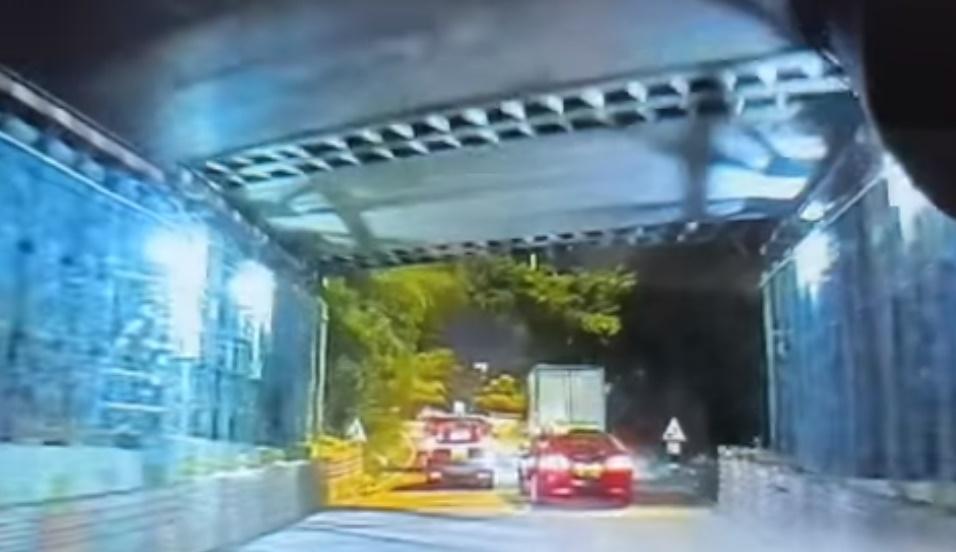 一輛黑色私家車於連翔道沿右線行駛期間,突然失控左搖右擺。(車cam L@FB)