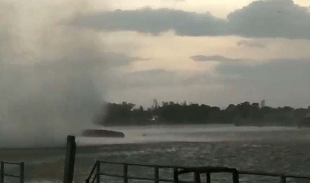 卻被突如其來水龍捲吹翻,7名遊客全被拋入河裡。(X)