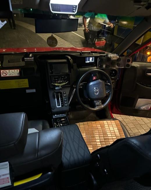 的士司機載客無落錶及司機證等。(警方圖片)