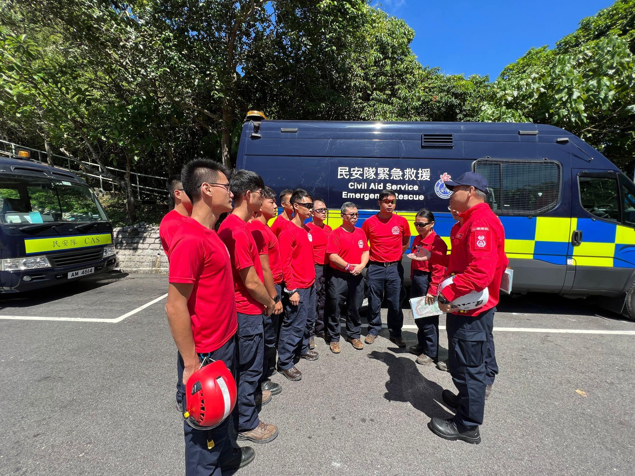 民安隊昨日應警方要求,繼續在大浪灣道龍脊一帶協助搜索失蹤男子。(民安隊@FB)