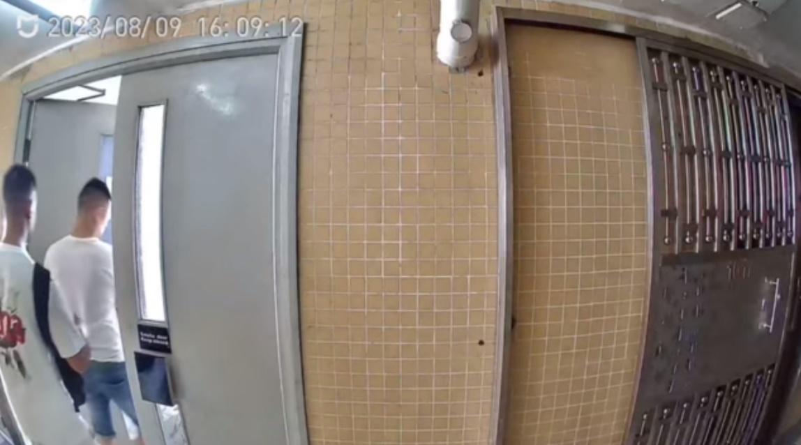 賊人犯案期間疑發現有人,隨即走進防煙門後匿藏。(大埔人大埔谷@FB)