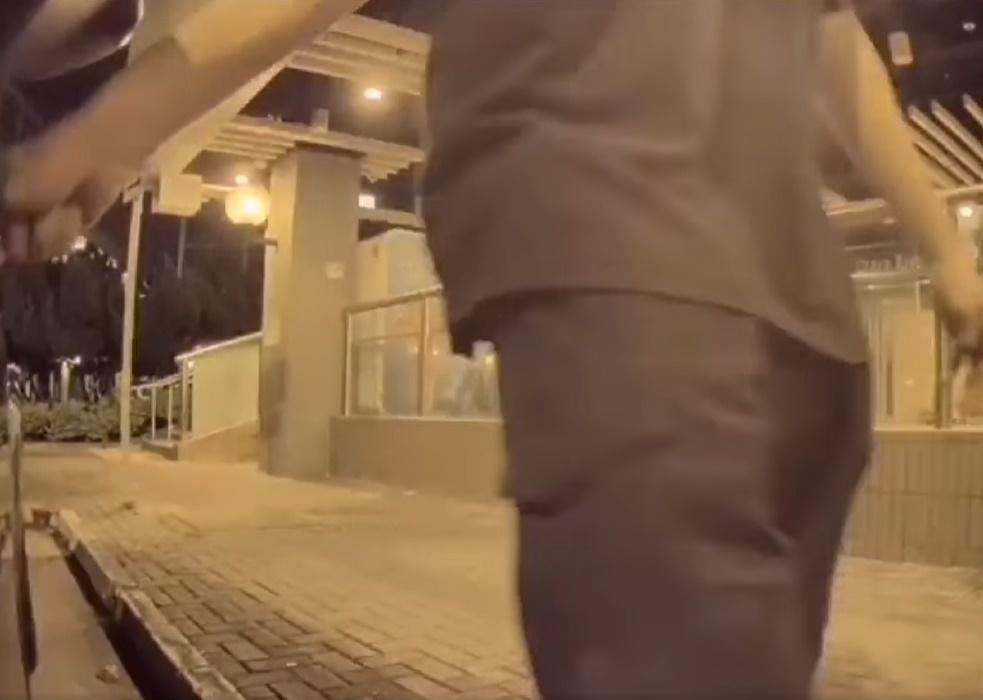 男子用右手邊行邊在車身「拉花」。(車cam L@FB)