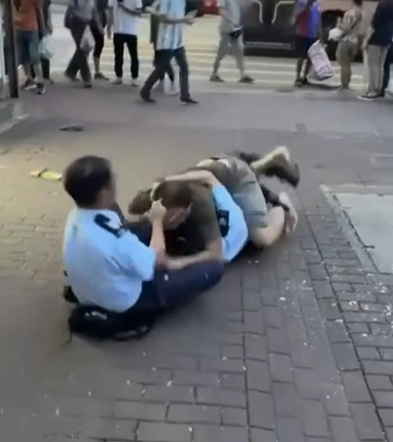 另一名男警出動胡椒噴劑直噴男子面部及眼睛。(走音 zau2 jam1@FB)