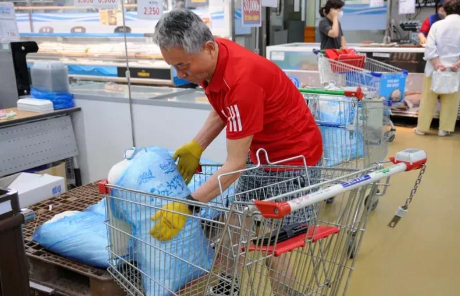 南韓早於6月底開始出現購搶鹽潮,7月26日,首爾市民在一家超市購買政府儲備海鹽。(網上圖片)