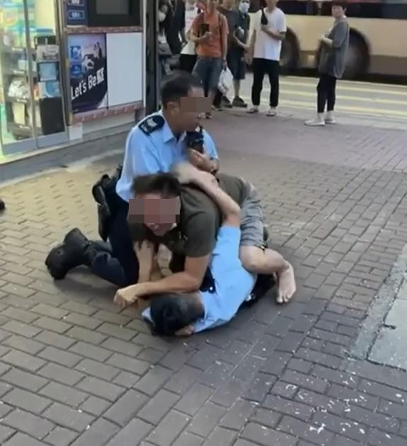 男警隨即以對講說:「電台,要幫手!」(走音 zau2 jam1@FB)