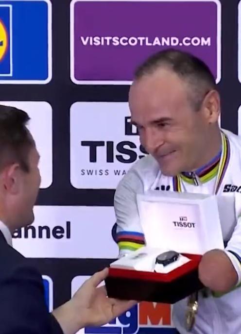 Ricardo領獎時面露微笑,但畫面卻令部分網民不滿。(X)