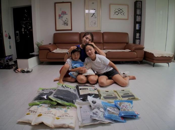 南韓市民受訪時指,買了 5 公斤鹽,認為必須盡自己所能來保護家人。(Reuters)