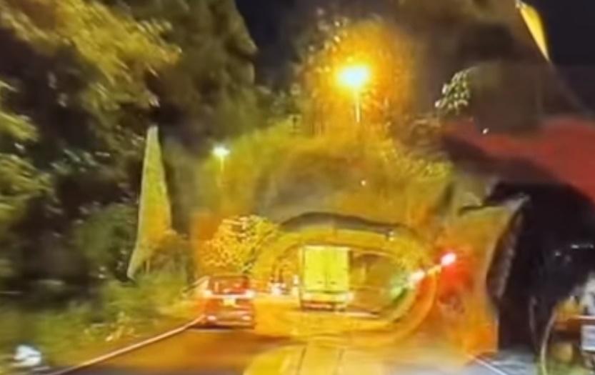 私家車最終失控剷上路壆,飛入草叢,車尾燈隨後在畫面中消失。(車cam L@FB)