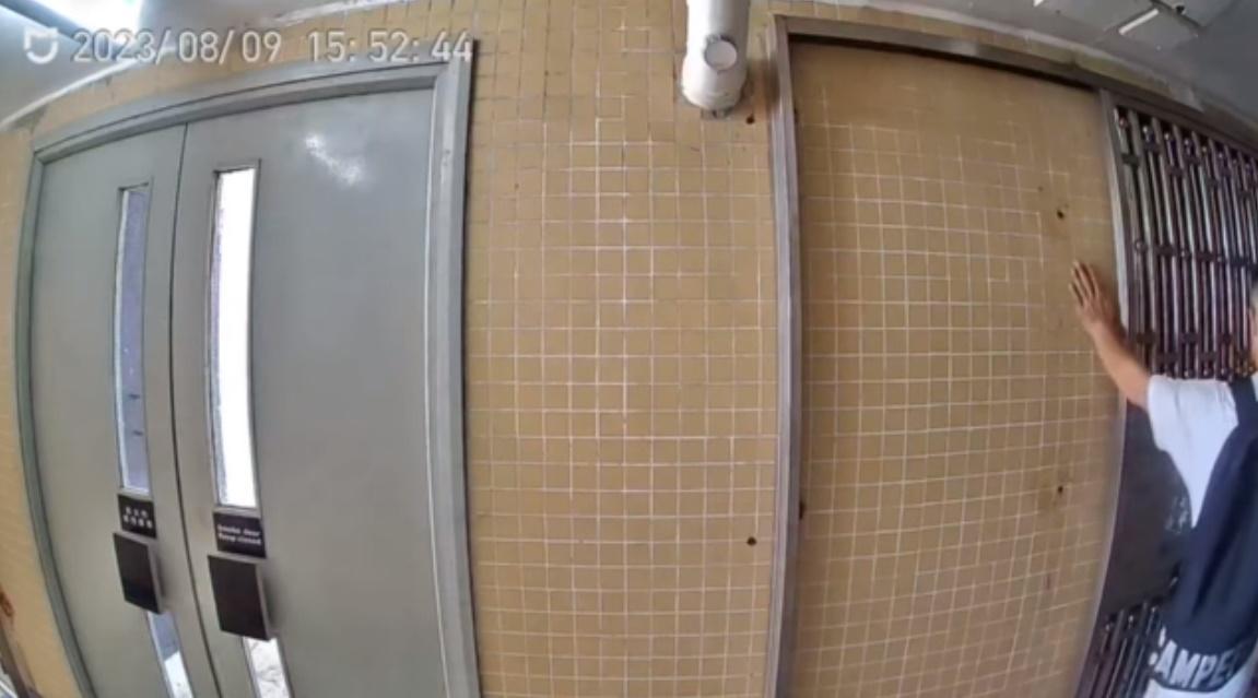 賊人最終選定門外設有閉路電視的對面單位落手。(大埔人大埔谷@FB)