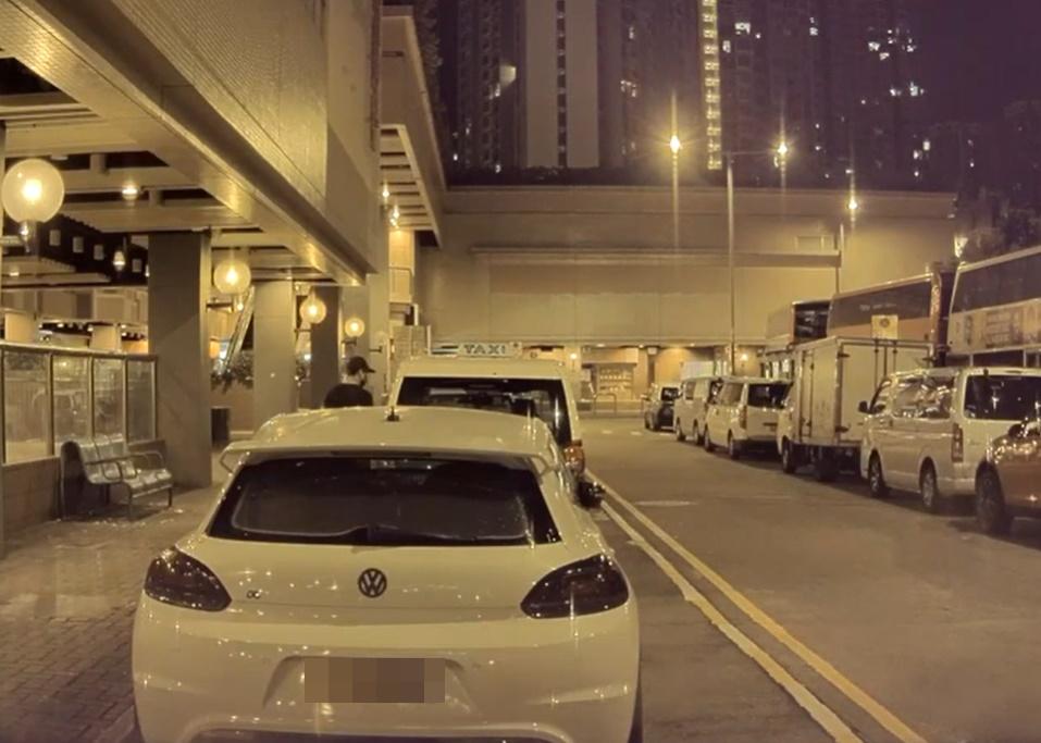 他繼續前行,靠近再前方的一輛的士,惟鏡頭被遮劏。(車cam L@FB)