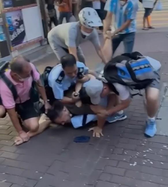 有4名熱心市民出手幫忙壓住中年漢的四肢。(走音 zau2 jam1@FB)