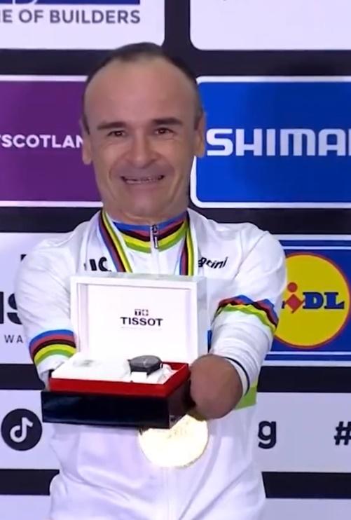 Ricardo領獎時面露微笑,但畫面卻令部分網民不滿。(X)