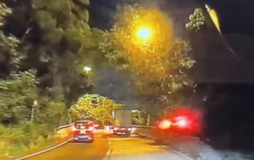 私家車最終失控剷上路壆,飛入草叢,車尾燈隨後在畫面中消失。(車cam L@FB)