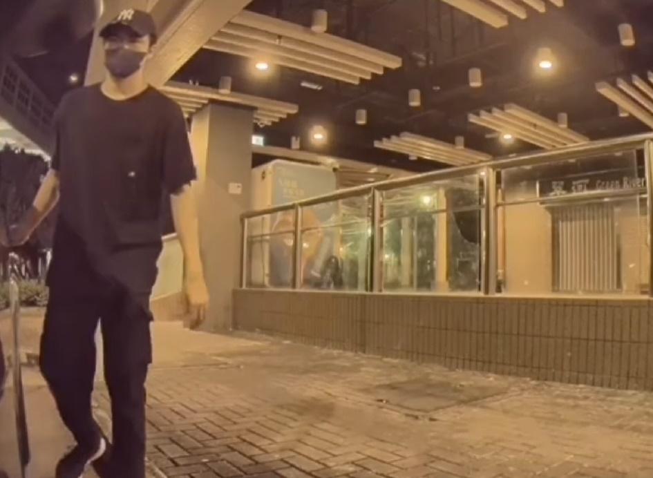 男子用右手邊行邊在車身「拉花」。(車cam L@FB)