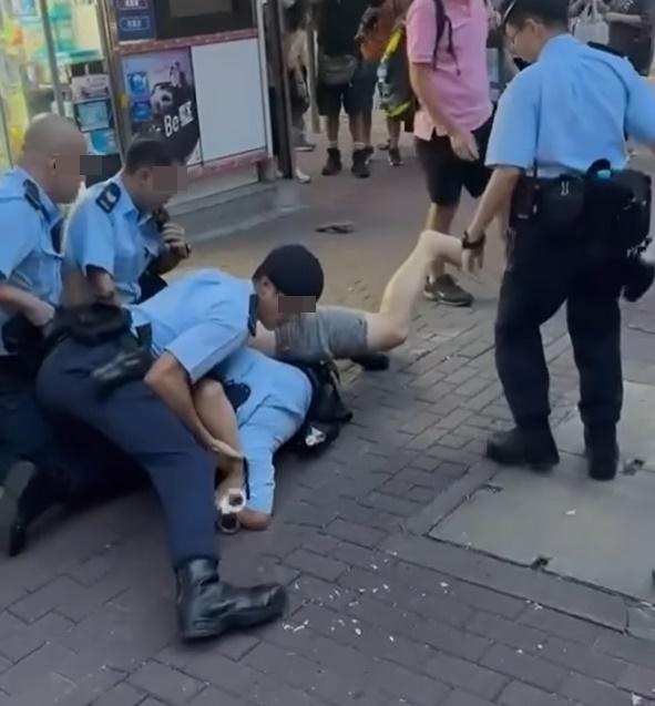 有5名警員到場增援,才將男子制服。(走音 zau2 jam1@FB)