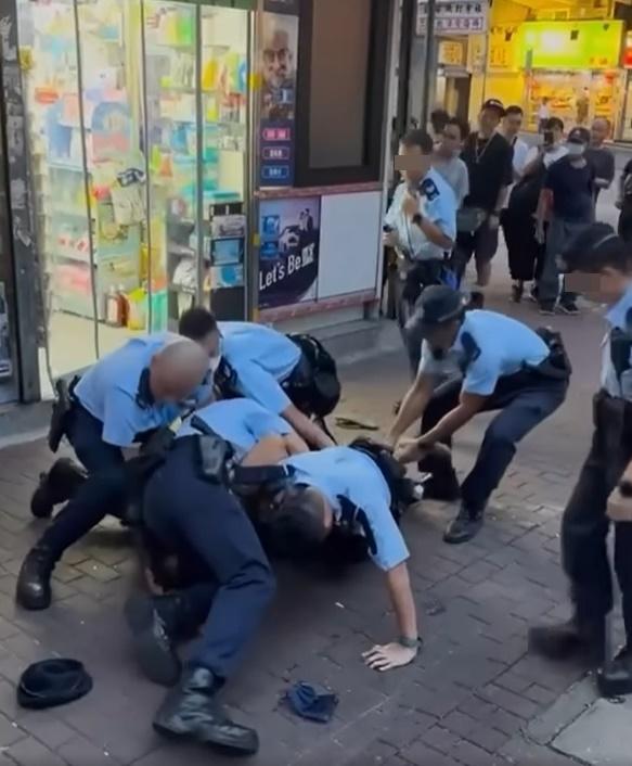 有5名警員到場增援,才將男子制服。(走音 zau2 jam1@FB)