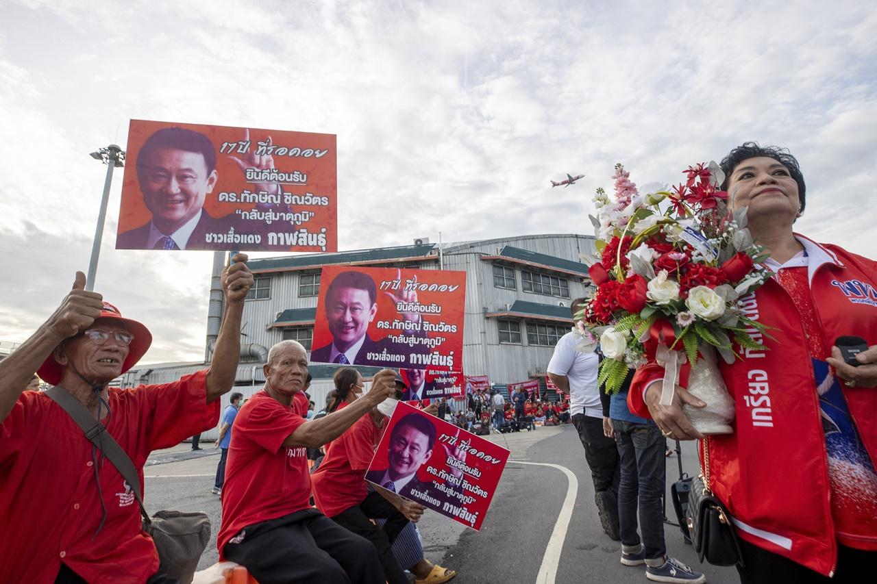 今早凌晨在曼谷廊曼機場外圍,已有他信的支持者聚集。(AP)