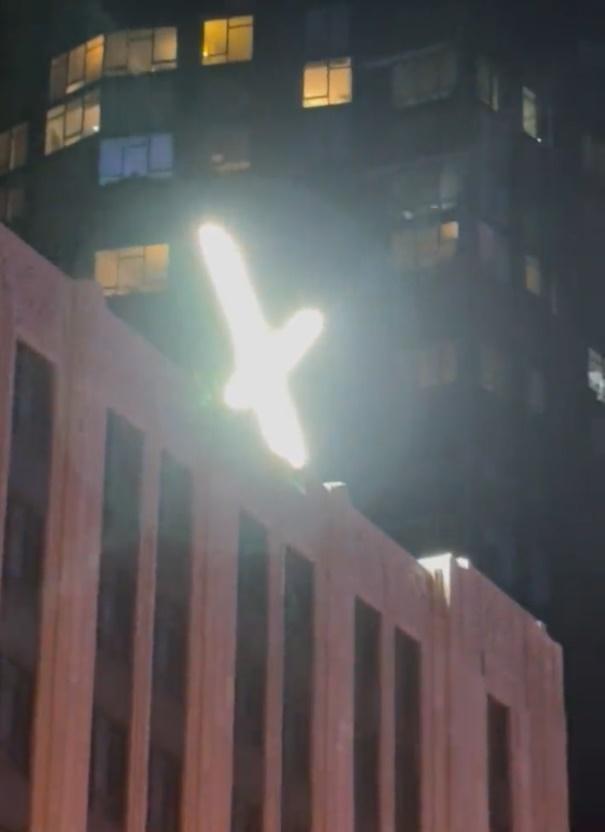 周末共收到24宗投訴,關注燈牌結構安全和發出的強光擾民。(X)