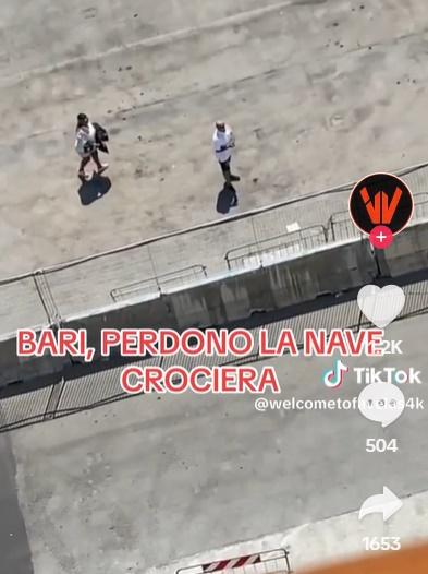 夫妻兩人在碼上頭焦急地踱步。(TikTok)