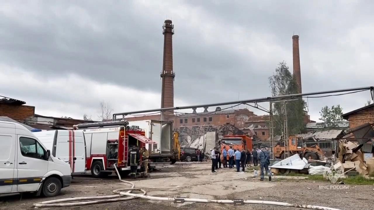 衝擊波震碎兩條街道外多棟房屋的窗戶玻璃, 工廠及周邊人員疏散。(AP)