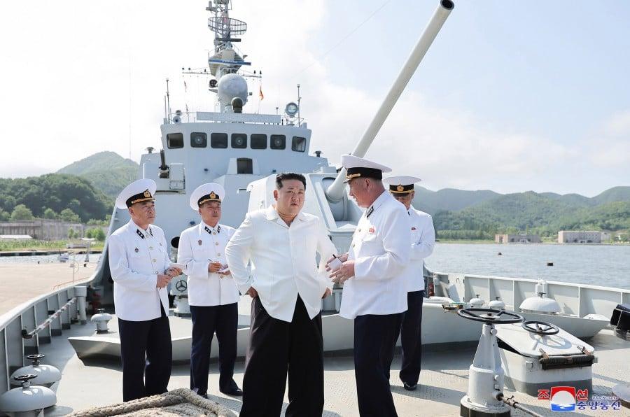 金正恩強調,進一步加快實現軍艦建造和海軍武器裝備現代化,盡快大大提高海軍現代性和戰鬥能力。(朝中社)