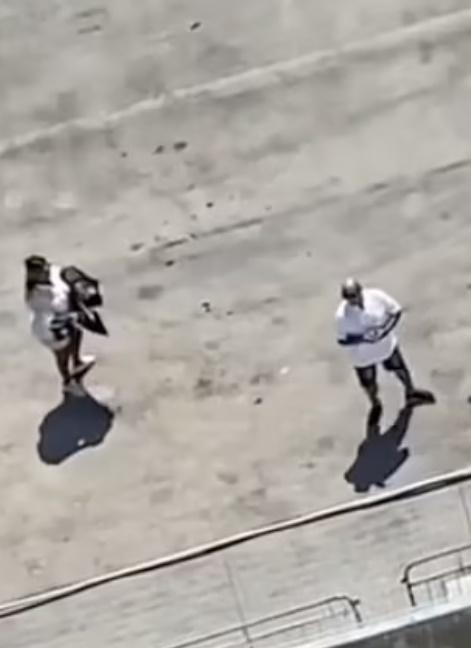 夫妻兩人在碼上頭焦急地踱步。(TikTok)