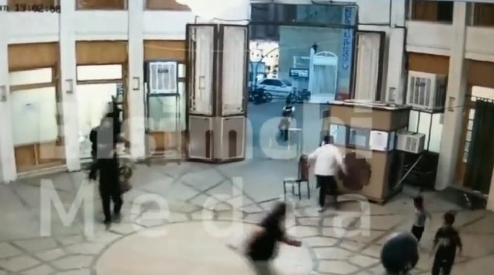 有人倒下,多人慌忙走避,槍手追入。(X)