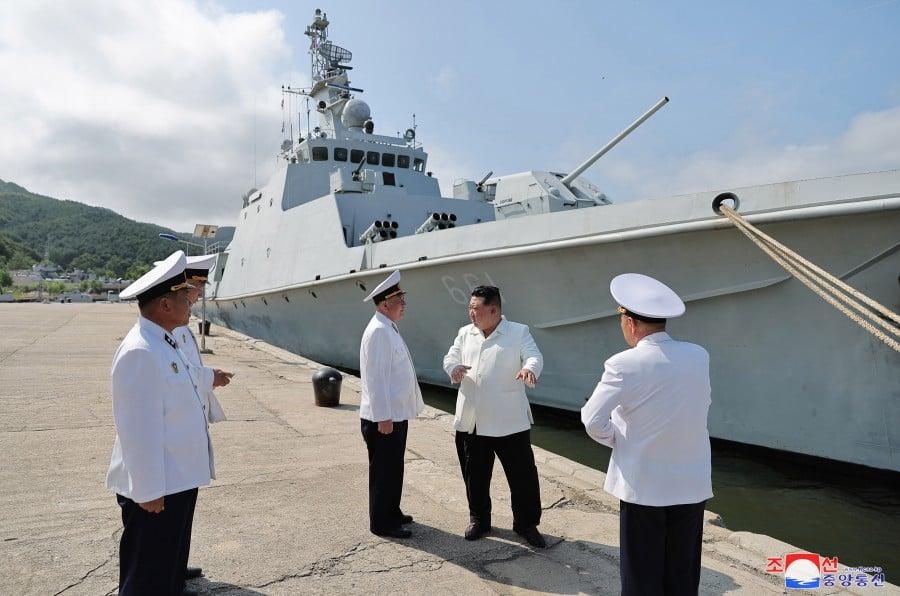 金正恩強調,進一步加快實現軍艦建造和海軍武器裝備現代化,盡快大大提高海軍現代性和戰鬥能力。(朝中社)