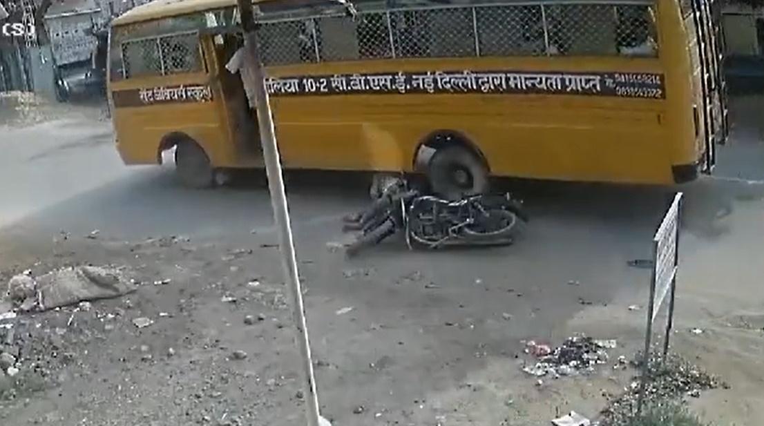 當時Arvind還有生命跡象,並企圖要起身,下一秒卻被校車後轆再次輾過身體,之後再沒有反應。(X)