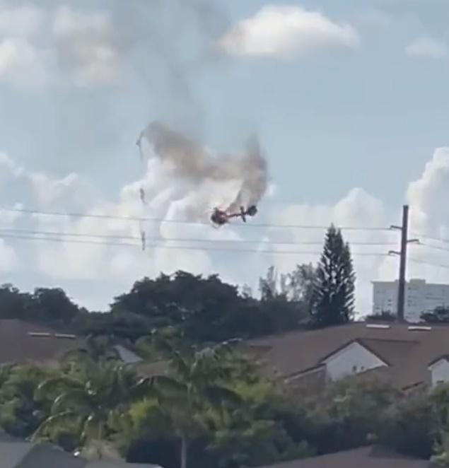 影片顯示直升機在半空起火,尾部幾近折斷,接著旋轉失控,最後墜落民宅引發大火。(X)