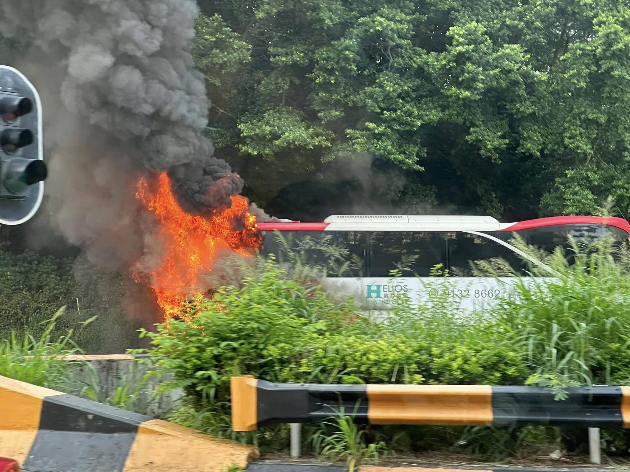 大老山隧道口旅遊巴冒煙起火,出九龍方向全線封閉。(車camL@FB)