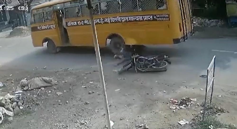 當時Arvind還有生命跡象,並企圖要起身,下一秒卻被校車後轆再次輾過身體,之後再沒有反應。(X)