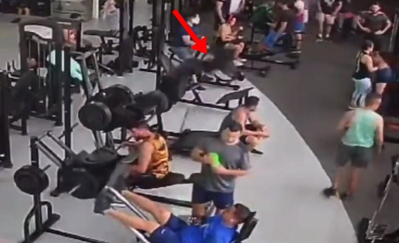 Regilânio坐在蹲舉器材休息,詎料在他頭頂的槓鈴突然墜下,直接重擊Regilânio的後頸令他動彈不得。(X)