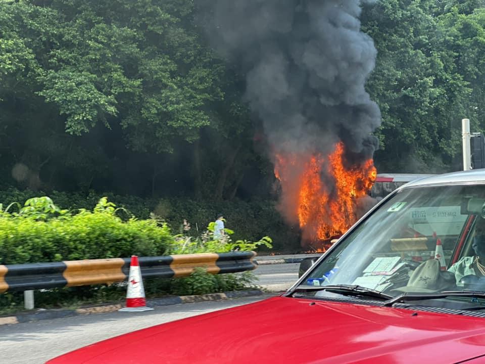 大老山隧道口旅遊巴冒煙起火,出九龍方向全線封閉。(車camL@FB)