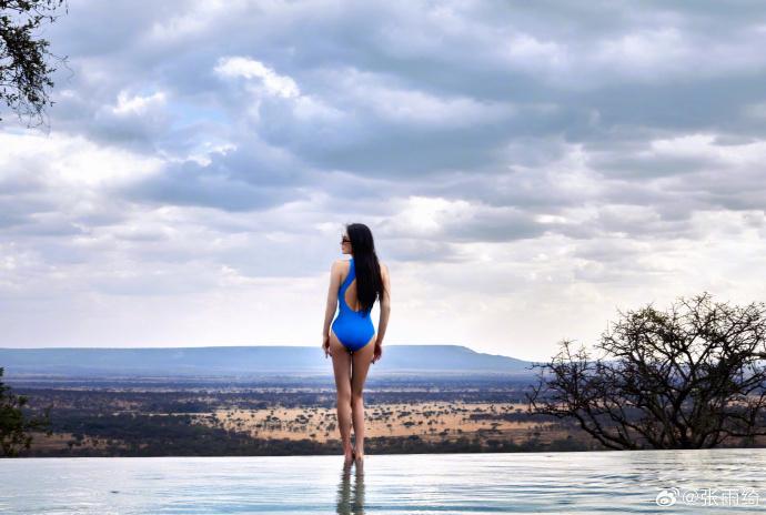 《長江7號》女星張雨綺36歲曬泳裝。(張雨綺微博)