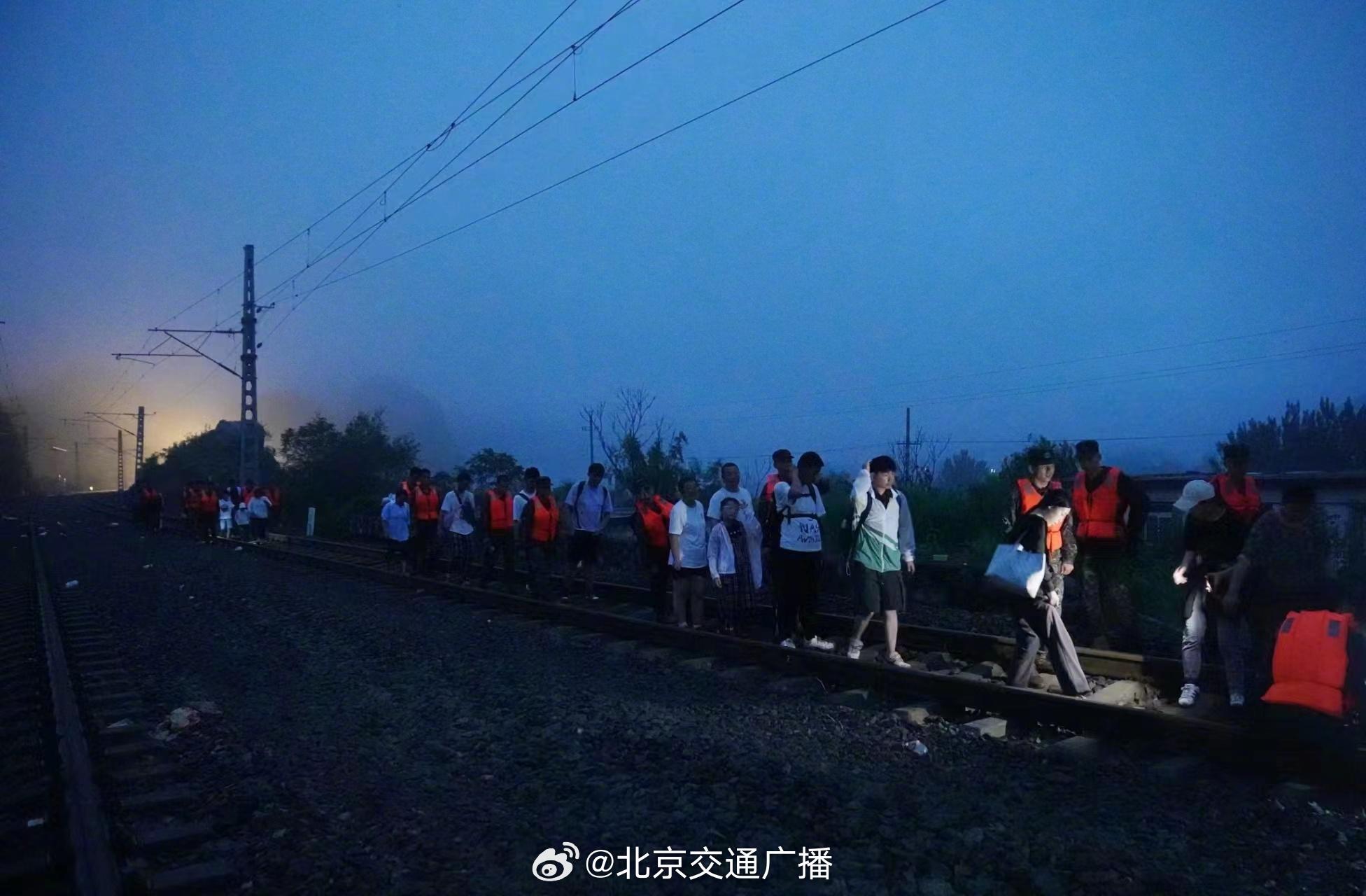 北京暴雨|被困列車乘客凌晨成功撤離 首批300多名乘客早上抵達北京豐台站