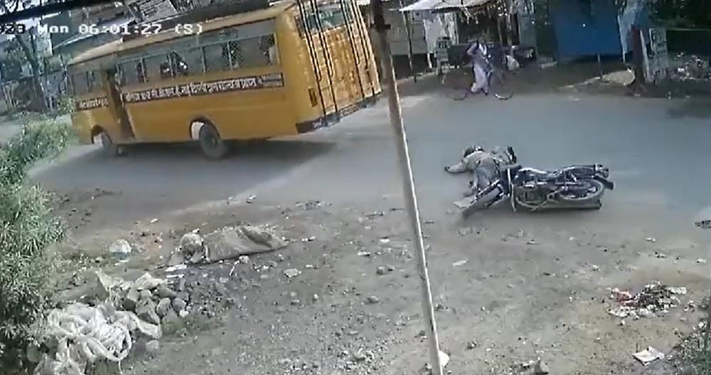 當時Arvind還有生命跡象,並企圖要起身,下一秒卻被校車後轆再次輾過身體,之後再沒有反應。(X)