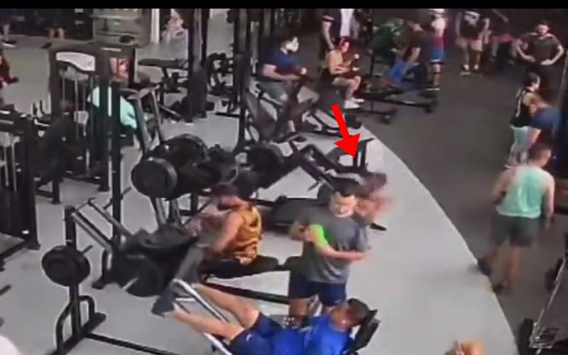 Regilânio坐在蹲舉器材休息,詎料在他頭頂的槓鈴突然墜下,直接重擊Regilânio的後頸令他動彈不得。(X)