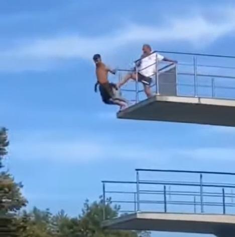 男子最初還握著欄杆不放,惟最終亦被踹下去。(YouTube)