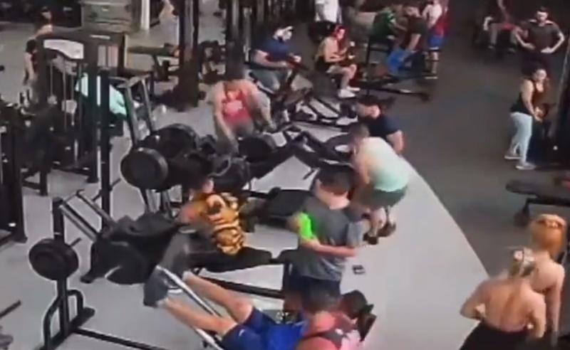 附近3名男子聞聲立即協助抬起槓鈴。(X)