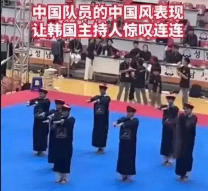 中國跆拳道選手集體扮清朝殭屍表演,震驚內地網民。(微博)