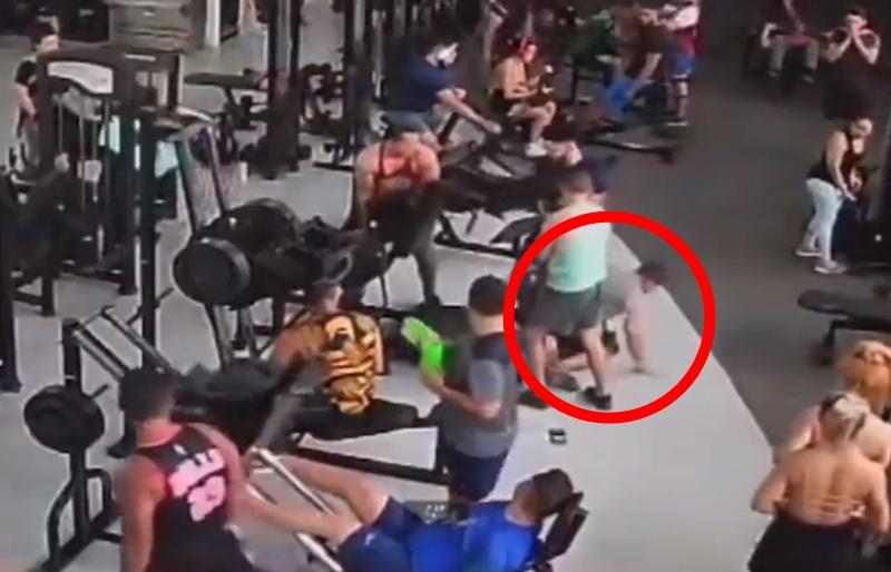 只見Regilânio脫困後跪在地上用手撐著上身,隨之屈膝軟坐。(X)