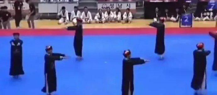 中國跆拳道選手集體扮清朝殭屍表演,震驚內地網民。(微博)