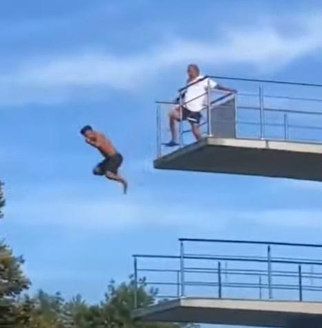 男子最初還握著欄杆不放,惟最終亦被踹下去。(YouTube)