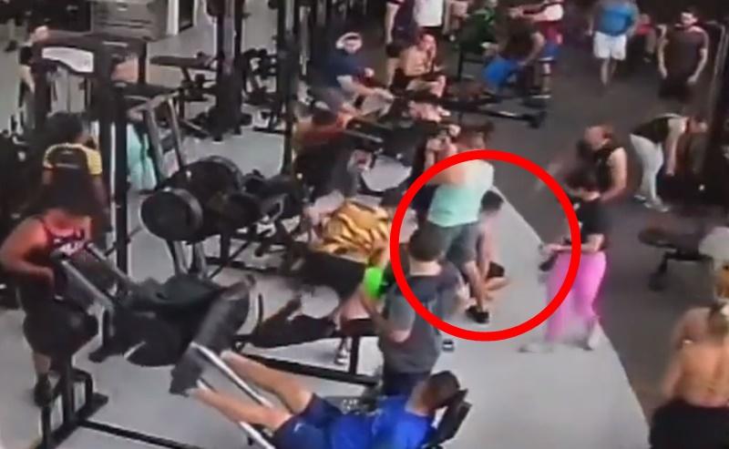 只見Regilânio脫困後跪在地上用手撐著上身,隨之屈膝軟坐。(X)