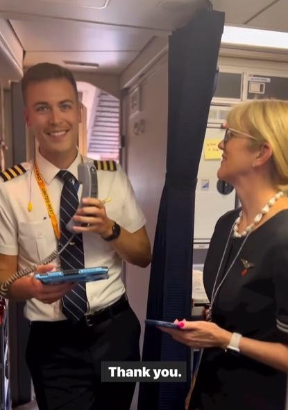 Cole Doss特別提及該航班傑出的空服員之一「是我獨一無二傑出的媽媽」。(IG)
