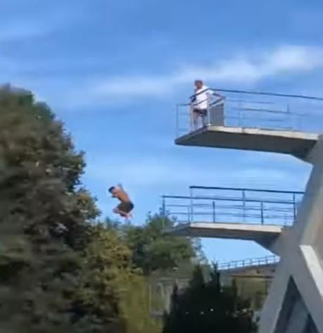 男子最初還握著欄杆不放,惟最終亦被踹下去。(YouTube)