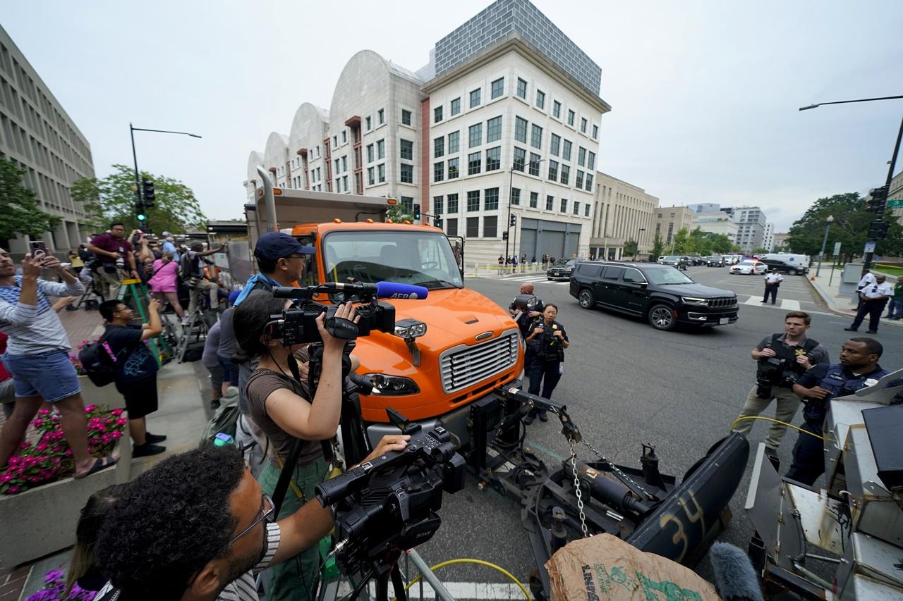 聆訊前,法院門外聚集大批特朗普的支持者及反對者。(AP)
