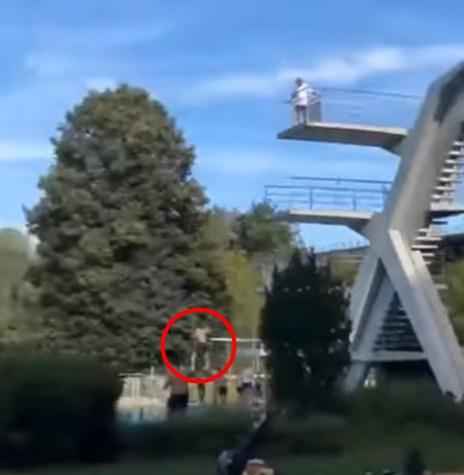 他起初用手捏著鼻,但最終雙手伸開直墜泳池裡。(YouTube)